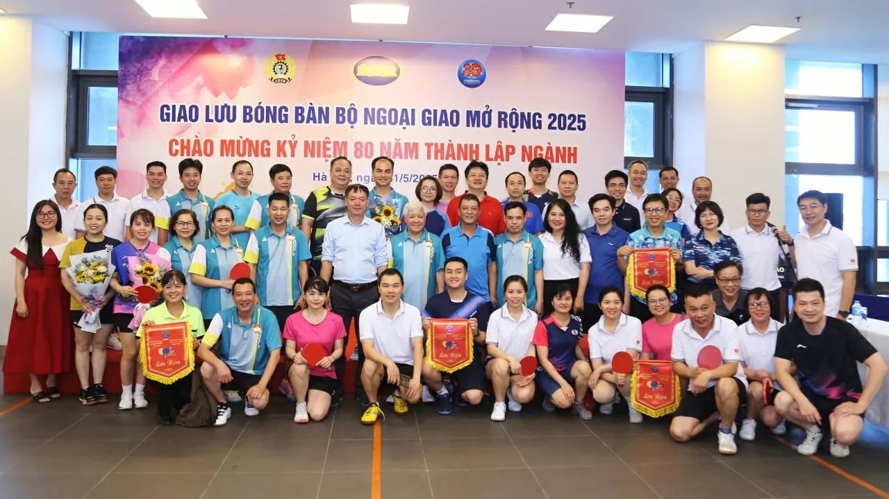 Ban tổ chức, Lãnh đạo các đơn vị và các vận động viên chụp bức ảnh lưu niệm. (Ảnh : Thành Long) Ban tổ chức, Lãnh đạo các đơn vị và các vận động viên chụp bức ảnh lưu niệm. (Ảnh : Thành Long)