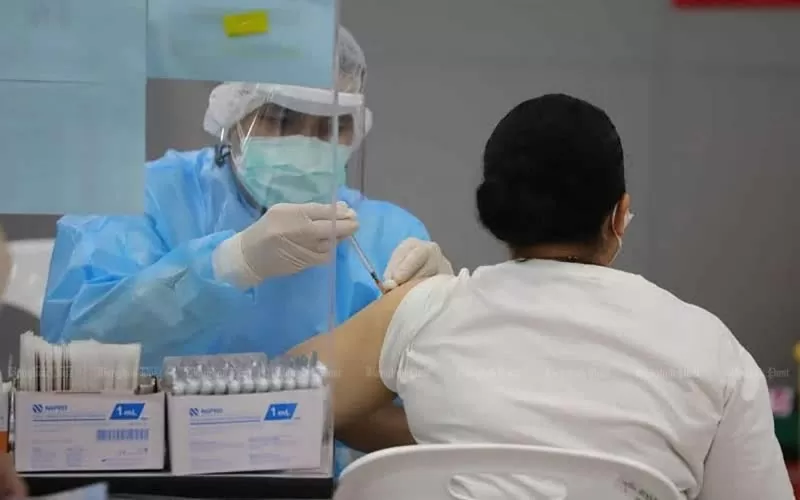 Tiêm chủng vaccine ngừa COVID-19 tại Thái Lan. (Ảnh: Bangkok Post)