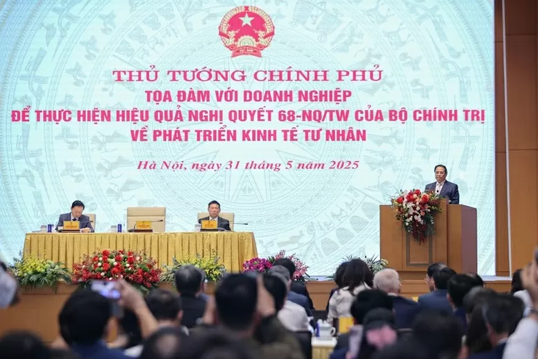 Thủ tướng đề nghị xác định rõ Nhà nước phải làm gì, chính quyền địa phương phải làm, doanh nghiệp phải làm gì, người dân phải làm gì để triển khai các Nghị quyết của Bộ Chính trị, Quốc hội, Chính phủ về phát triển kinh tế tư nhân - Ảnh: VGP/Nhật Bắc