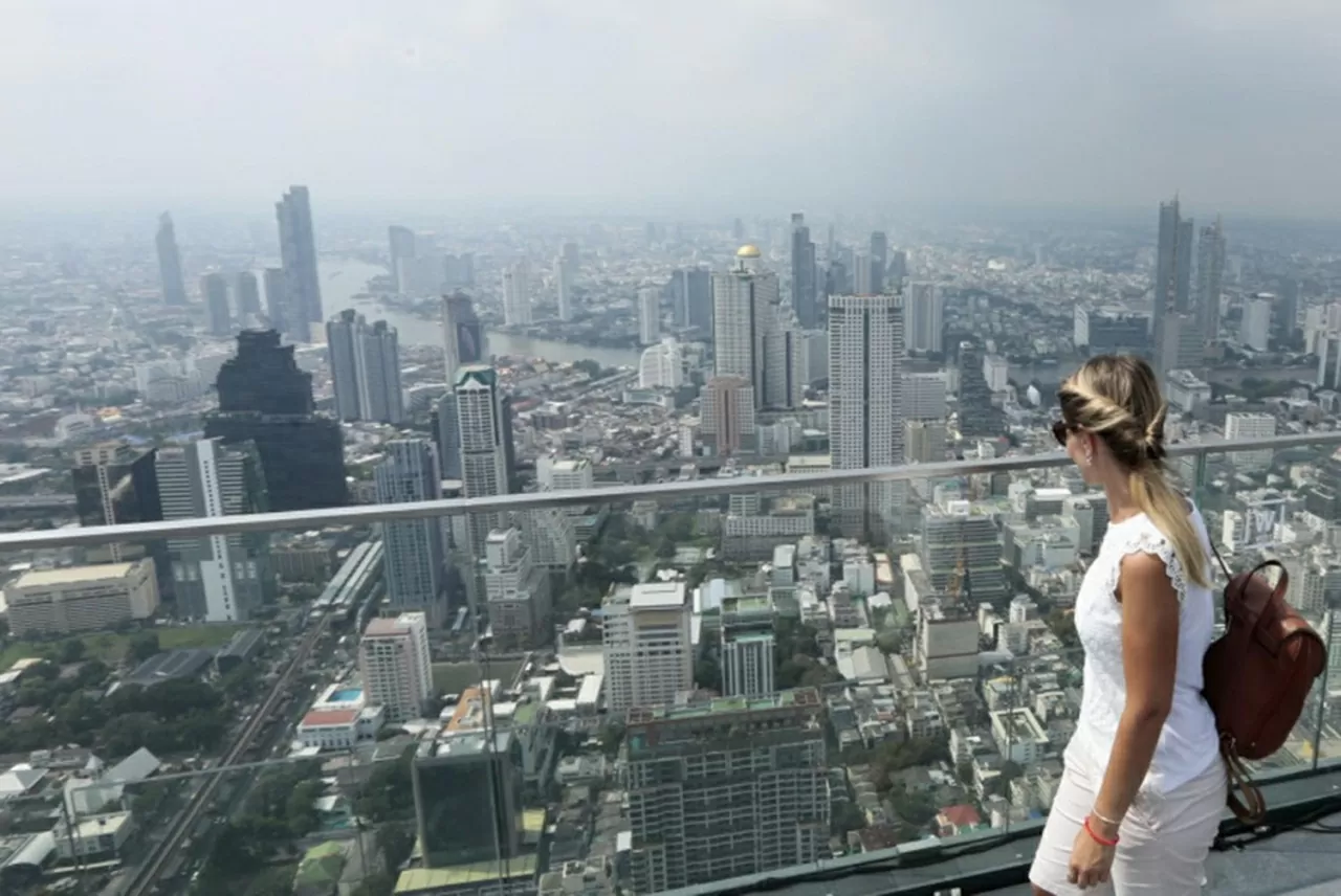 Một du khách đang tận hưởng quang cảnh ngoạn mục của Bangkok từ Mahanakhon Skywalk. (Nguồn: Bangkok Post)