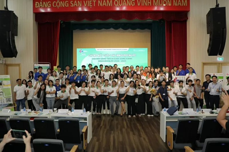 BTC, BKG  và các thí sinh cùng ghi lại khoảnh khắc đáng nhớ qua bức ảnh tập thể cuối chương trình.