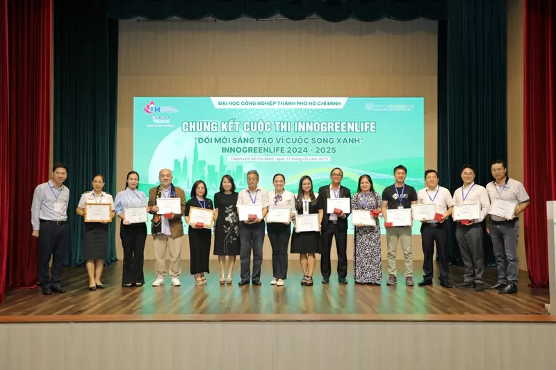 PGS.TS Đàm Sao Mai và PGS.TS Trịnh Ngọc Nam gửi thư cảm ơn và kỷ niệm chương tới Ban giám khảo cuộc thi