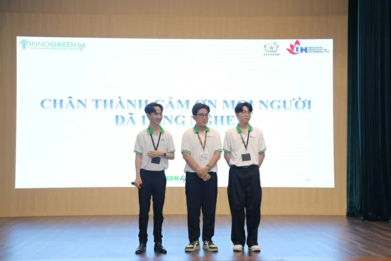 Nhóm sinh viên trình bày dự án “Xây dựng ứng dụng chấm công dựa trên nhận diện khuôn mặt và định vị người dùng” - Dự án đoạt giải nhất cuộc thi