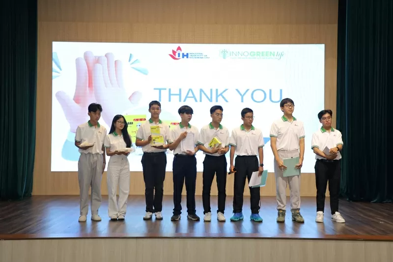 Nhóm Học sinh THPT và sinh viên trình bày dự án “Thanh Năng Lượng Champion Bar cho vận động viên”- Dự án đoạt giải Nhì cuộc thi  