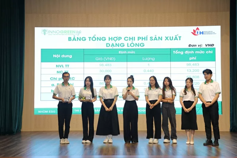 Nhóm sinh viên trình bày dự án “Sản phẩm EcoScaleGen – Nano collagen từ vảy cá lóc ứng dụng công nghệ sinh học xanh”- Dự án đoạt giải Nhì cuộc thi  