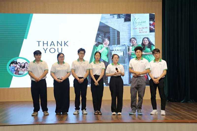 Nhóm sinh viên trình bày dự án “Sản xuất dịch kem tươi thuần chay” Nhóm sinh viên trình bày dự án “Sản xuất dịch kem tươi thuần chay”