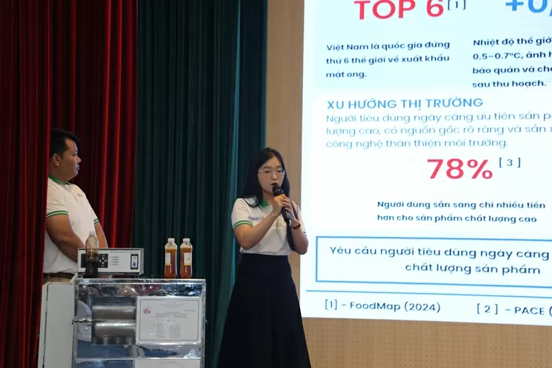 Nhóm sinh viên trình bày dự án “Máy sấy mật ong công nghệ xanh” Nhóm sinh viên trình bày dự án “Máy sấy mật ong công nghệ xanh”