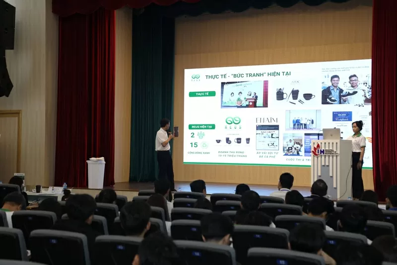 Nhóm sinh viên trình bày dự án “Reus Cricle – Nền tảng kết nối phế phẩm nông nghiệp và sản xuất tuần hoàn” 