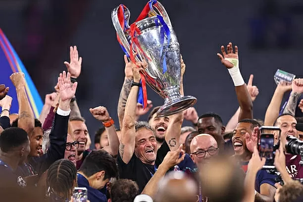 Luis Enrique giương cao chức vô địch Champions League. Luis Enrique giương cao chức vô địch Champions League.