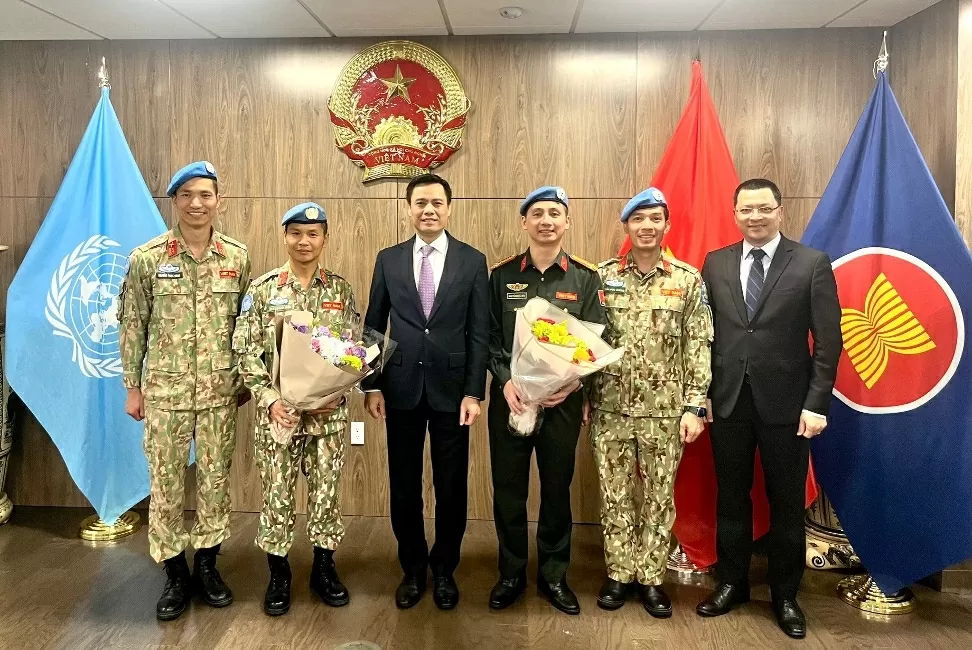 Đại sứ Đặng Hoàng Giang, Trưởng Phái đoàn thường trực Việt Nam tại Liên hợp quốc đã tổ chức gặp gỡ các sỹ quan gìn giữ hòa bình và cán bộ Việt Nam đang làm việc tại trụ sở Liên hợp quốc ở New York. Đại sứ Đặng Hoàng Giang, Trưởng Phái đoàn thường trực Việt Nam tại Liên hợp quốc đã tổ chức gặp gỡ các sỹ quan gìn giữ hòa bình và cán bộ Việt Nam đang làm việc tại trụ sở Liên hợp quốc ở New York.
