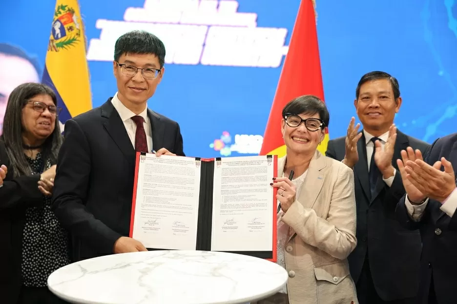 Phó Tổng thống, Bộ trưởng KHCN kiêm Hiệu trưởng trường Đại học Khoa học quốc gia Venezuela,  Gabriela Jimenez và ông Từ Minh Phương ký MOU. (Nguồn: ĐSQ Việt Nam tại Venezuela)
