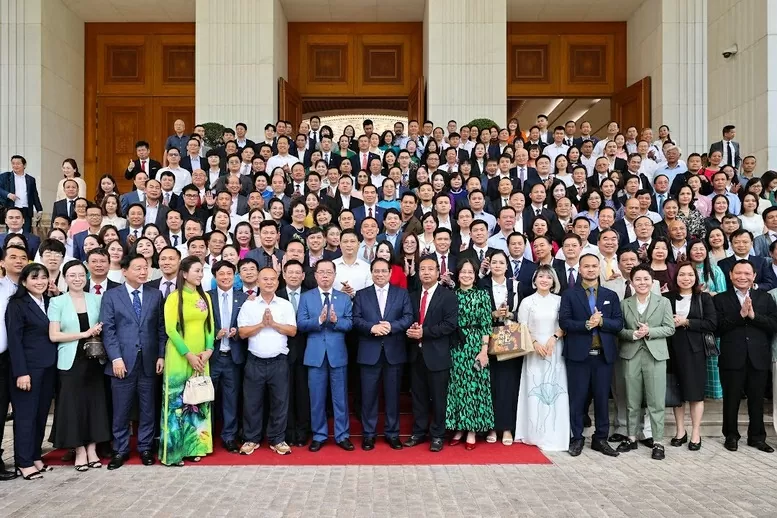 Thủ tướng chụp ảnh lưu niệm cùng các doanh nghiệp - Ảnh: VGP/Nhật Bắc