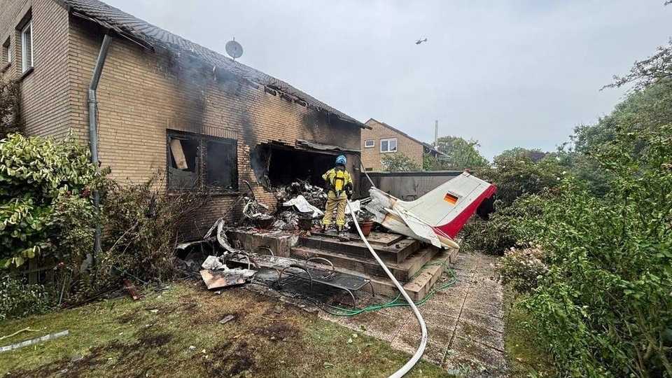 Máy bay rơi xuống nhà dân ở Đức, nữ phi công 71 tuổi thiệt mạng