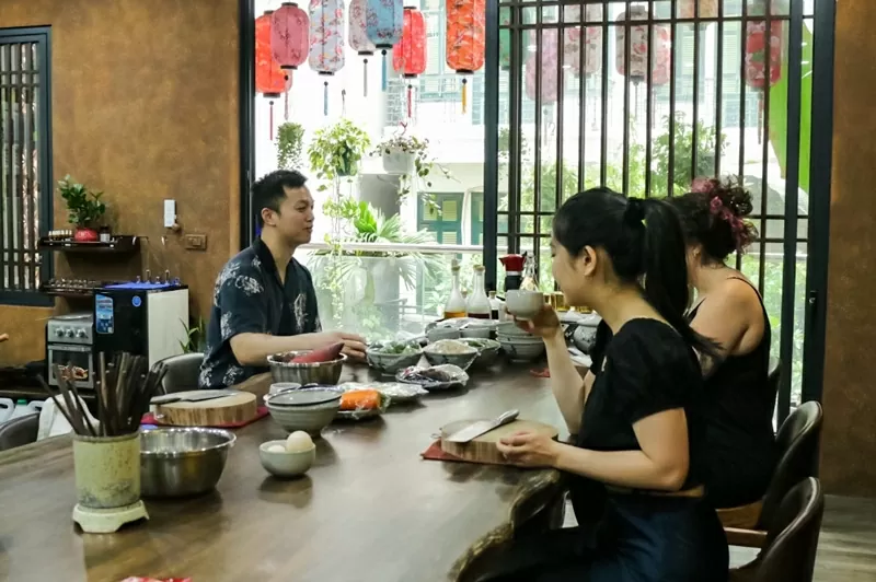 Lớp học nấu ăn cùng người Việt - Nhịp cầu ngoại giao nhân dân kiểu mới