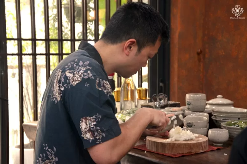 Du khách sơ chế nguyên liệu cho món nem rán (Ảnh: Dine With Locals)