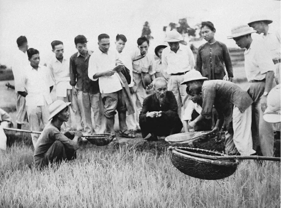 Thực hành tiết kiệm. Chủ tịch Hồ Chí Minh thăm Hợp tác xã nông nghiệp Tân Lập, huyện Quốc Oai, tỉnh Hà Tây (năm 1958). Ảnh tư liệu Bảo tàng Hồ Chí Minh