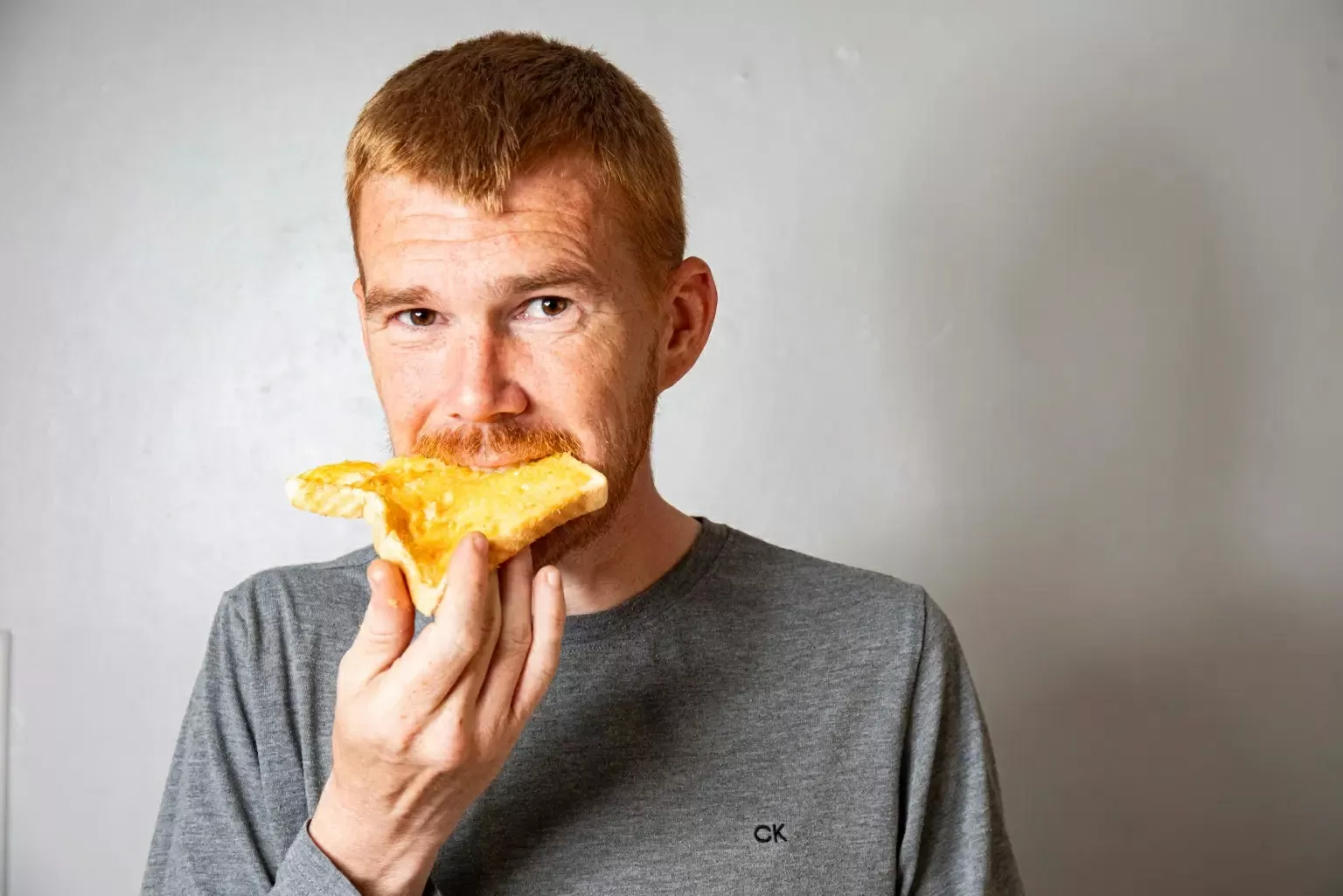 Người đàn ông mắc chứng rối loạn ăn uống - không thể ăn rau củ quả và thịt. Thomas chỉ có thể ăn bánh mì, ngũ cốc, kẹo dẻo. Ảnh: NYP