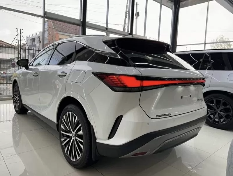 Cả hai phiên bản Lexus RX 350h sẽ được phân phối song song với các mẫu RX 350 động cơ xăng truyền thống