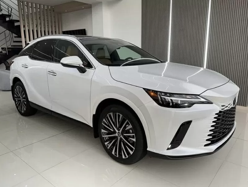 Ngoại hình của RX 350h không có nhiều khác biệt so với phiên bản RX 350 thuần xăng