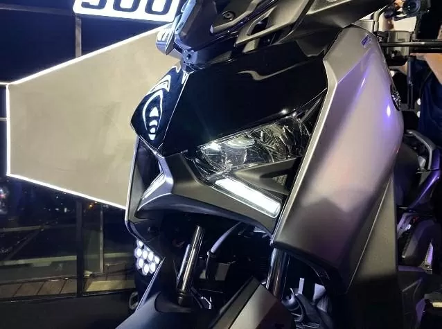 Phần đầu của XMAX 300 2025 nổi bật với dải đèn LED định vị hình chữ “X” – đặc trưng thiết kế của dòng MAX