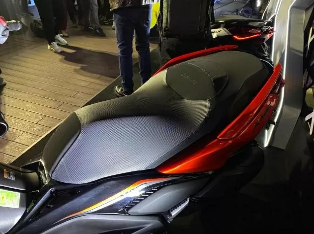 XMAX 300 2025 được Yamaha thiết kế lại phần yên xe XMAX 300 2025 được Yamaha thiết kế lại phần yên xe