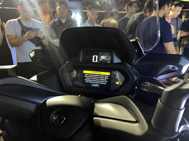 Yamaha XMAX 300 2025 sở hữu hệ thống màn hình kép gồm đồng hồ tốc độ LCD kích thước 3.2 inch và màn hình màu TFT kích thước 4.2 inch