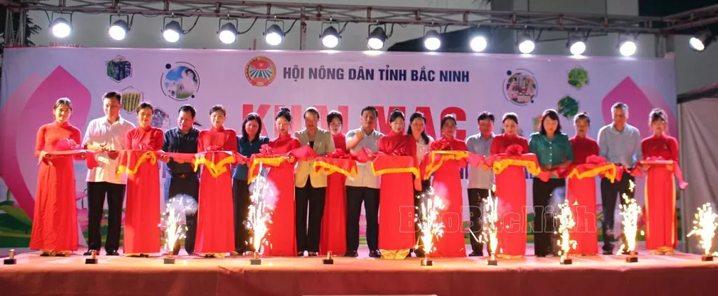 Các đại biểu cắt băng khai mạc chợ phiên.