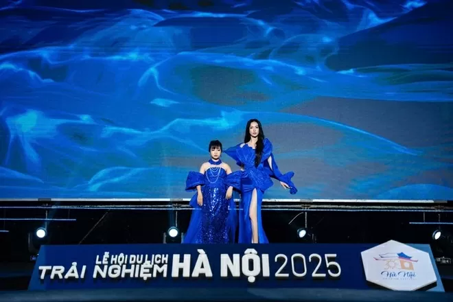 Ấn tượng BST lấy cảm hứng từ đại dương và Nam Phương Hoàng hậu tại Lễ hội du lịch Hà Nội năm 2025