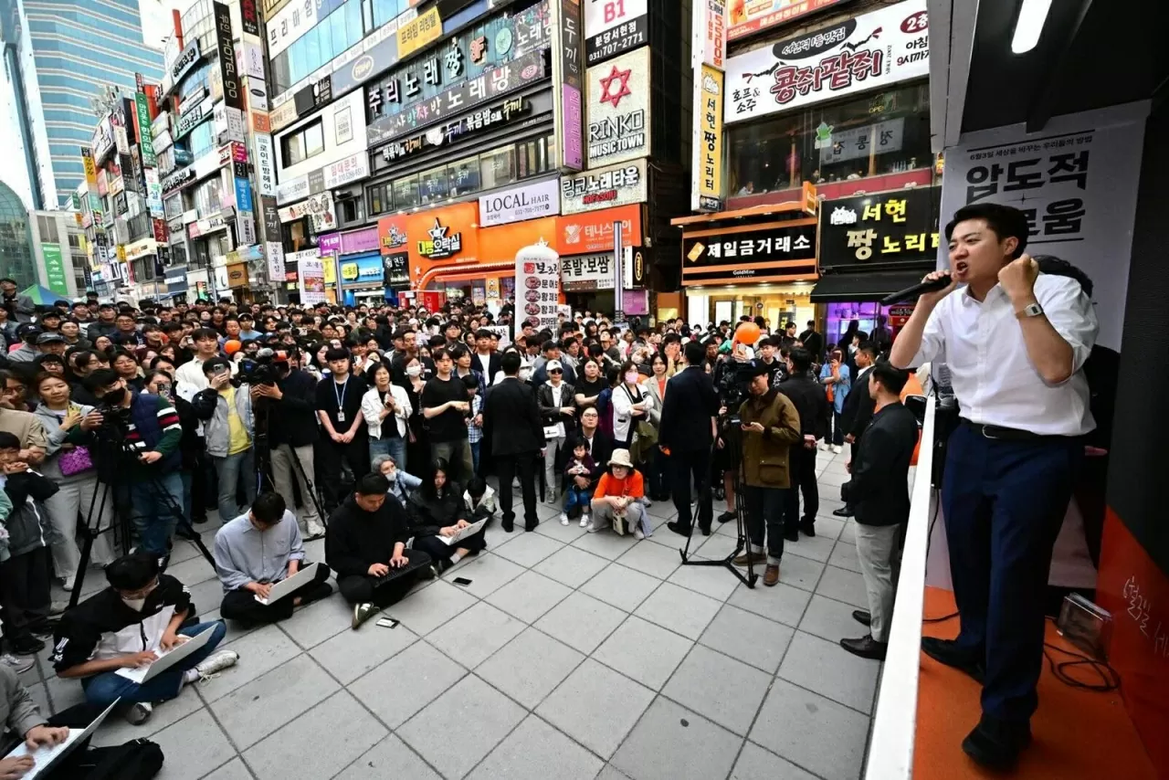 Hàn Quốc: Tỷ lệ cử tri đi bầu cao kỷ lục, cuộc đua vào Nhà Xanh ngày càng nóng