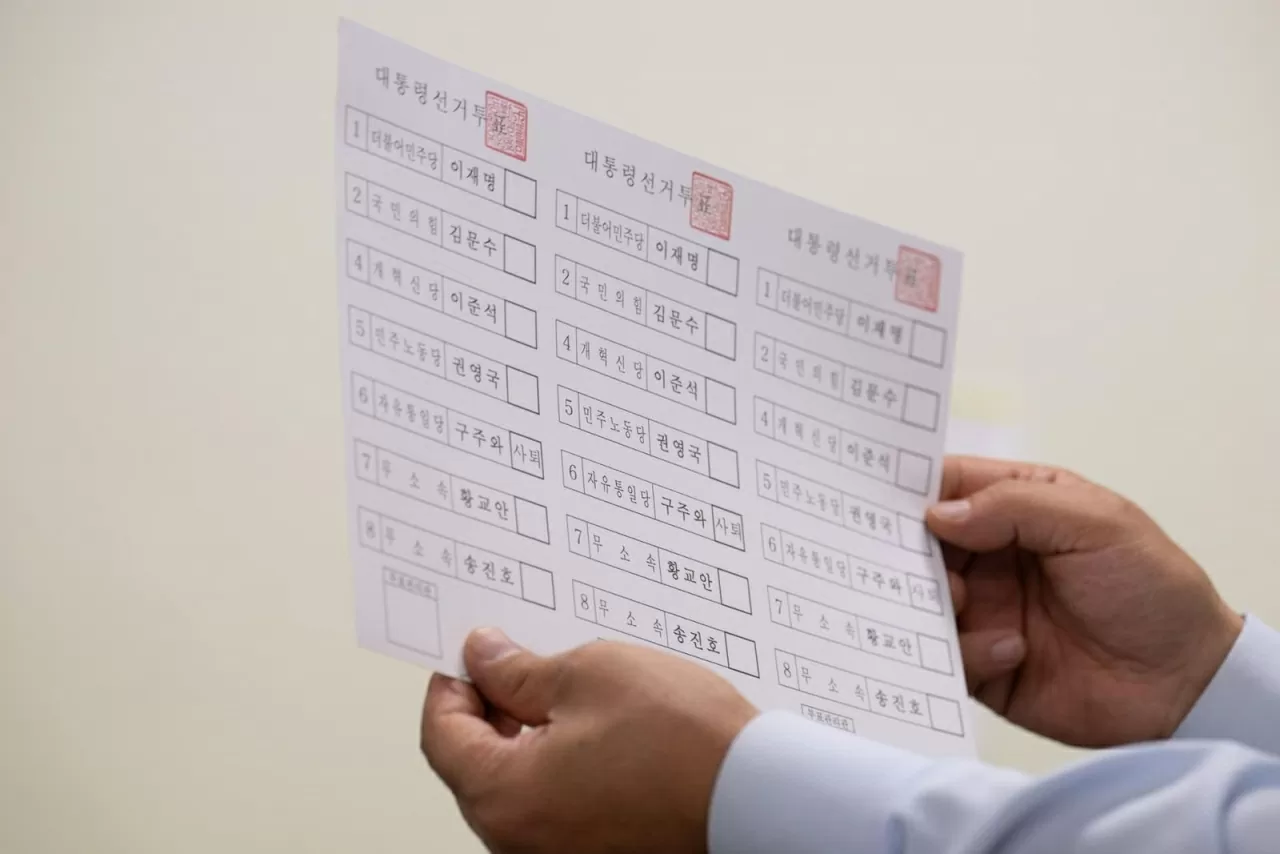 Hàn Quốc: Tỷ lệ cử tri đi bầu cao kỷ lục, cuộc đua vào Nhà Xanh ngày càng nóng Hàn Quốc: Tỷ lệ cử tri đi bầu cao kỷ lục, cuộc đua vào Nhà Xanh ngày càng nóng