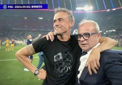 Xúc động hình ảnh HLV Enrique tri ân cô con gái xấu số