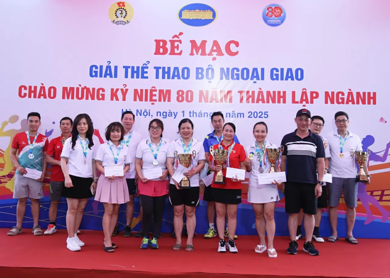 Giải nhất bộ môn cầu lông Đơn nam thuộc về Nguyễn Văn Trọng (Học viện Ngoại giao); Nhất Đôi nam thuộc về Nguyễn Hồng Quang-Đoàn Việt Dũng (Văn phòng Bộ); Nhất Đơn nữ thuộc về Hoàng Diễm Hạnh (Báo TG&VN); Nhất Đôi nữ thuộc về Nguyễn Thu Giang-Nguyễn Thúy Hằng (Cục Phục vụ); Giarir nhất Đôi nam nữ thuộc về Hoàng Diễm Hạnh(Báo TG&VN) - Nguyễn Mạnh Châu(Vụ Đông Nam Á). (Ảnh : Thành Long) Giải nhất bộ môn cầu lông Đơn nam thuộc về Nguyễn Văn Trọng (Học viện Ngoại giao); Nhất Đôi nam thuộc về Nguyễn Hồng Quang-Đoàn Việt Dũng (Văn phòng Bộ); Nhất Đơn nữ thuộc về Hoàng Diễm Hạnh (Báo TG&VN); Nhất Đôi nữ thuộc về Nguyễn Thu Giang-Nguyễn Thúy Hằng (Cục Phục vụ); Giarir nhất Đôi nam nữ thuộc về Hoàng Diễm Hạnh(Báo TG&VN) - Nguyễn Mạnh Châu(Vụ Đông Nam Á). (Ảnh : Thành Long)