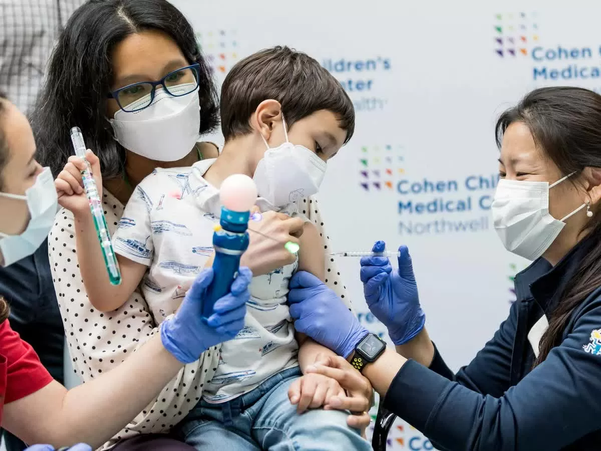 Trung tâm Kiểm soát và Phòng ngừa Dịch bệnh Mỹ (CDC) vẫn khuyến cáo cả trẻ em và phụ huynh có sức khỏe bình thường nên tiêm vaccine phòng COVID-19 để bảo vệ sức khỏe bản thân. (Nguồn: The Guardian)