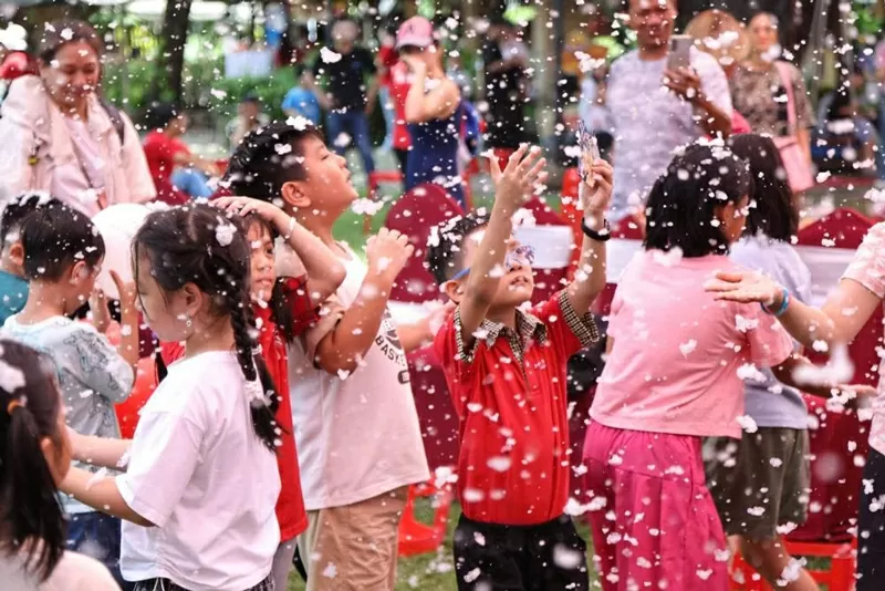 Không gian tuyết rơi kỳ diệu mang đến trải nghiệm cổ tích đầy phấn khích cho các em nhỏ tại Mathnasium’s Day 2025.