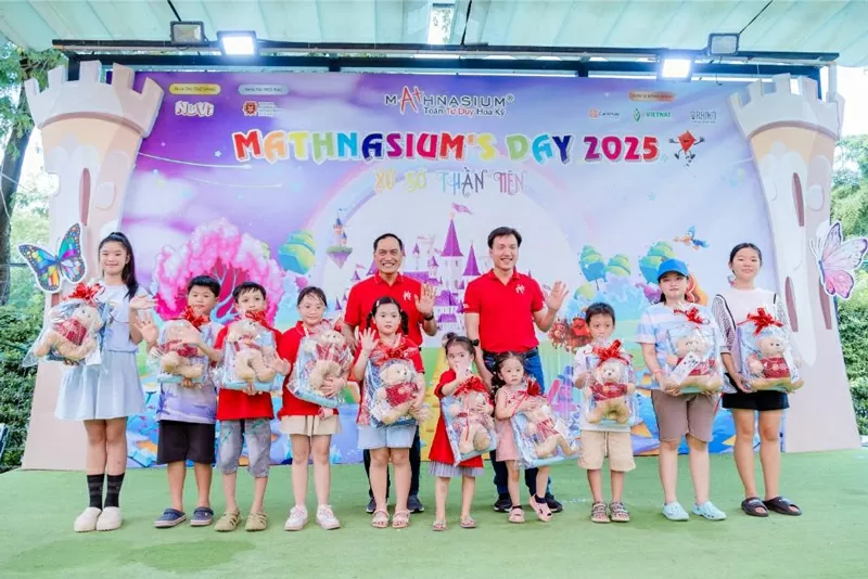 Các em nhỏ rạng rỡ nhận món quà đầy ý nghĩa trong ngày hội Mathnasium’s Day 2025 – Xứ sở thần tiên đầy sắc màu và niềm vui