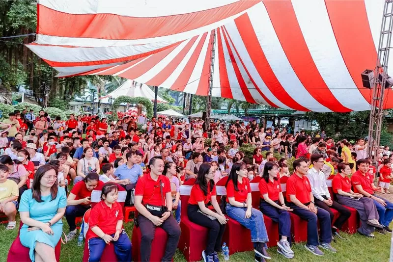 Không khí rộn ràng tại buổi lễ khai mạc, nơi hàng nghìn Phụ huynh và Học sinh cùng nhau bước vào xứ sở thần tiên, chào đón mùa hè ý nghĩa với nhiều hoạt động hấp dẫn