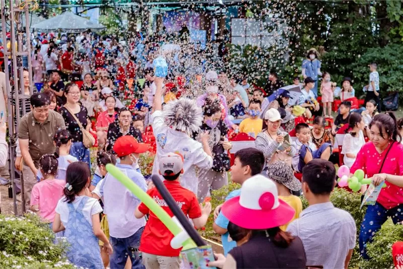 Các em học sinh say mê khám phá thế giới ảo thuật kỳ bí, cùng reo hò khi bong bóng phép thuật tung bay giữa không trung.