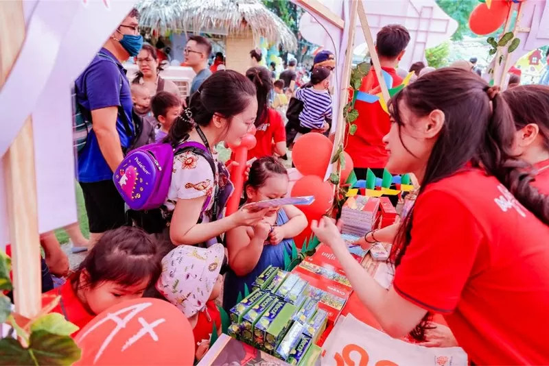 Không khí nhộn nhịp tại khu vực đổi quà dành cho các em nhỏ sau khi vượt qua thử thách.