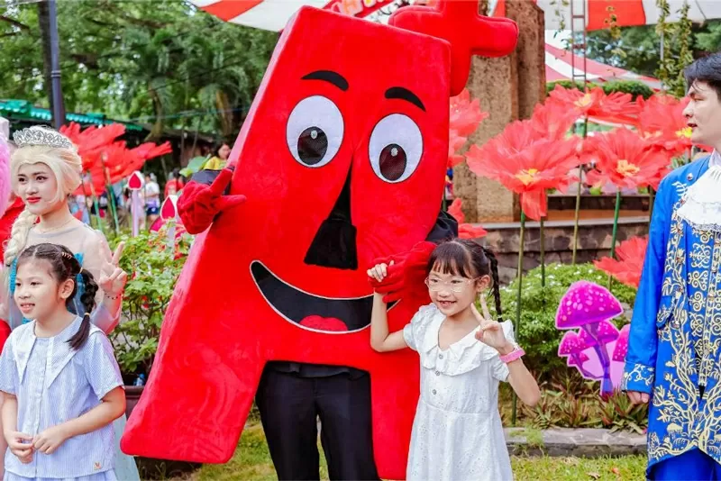 Các bạn nhỏ rạng rỡ tạo dáng cùng những nhân vật bước ra từ xứ sở thần tiên rực rỡ sắc màu