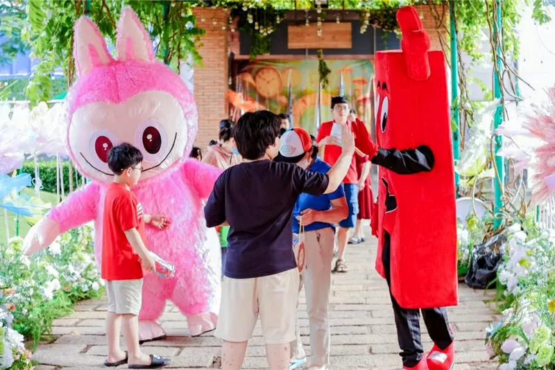 Không gian sự kiện được “hô biến” thành “Xứ Sở Thần Tiên” rực rỡ sắc màu, nơi hàng ngàn học sinh cùng bước vào hành trình phiêu lưu tư duy kỳ diệu giữa lòng TP. HCM