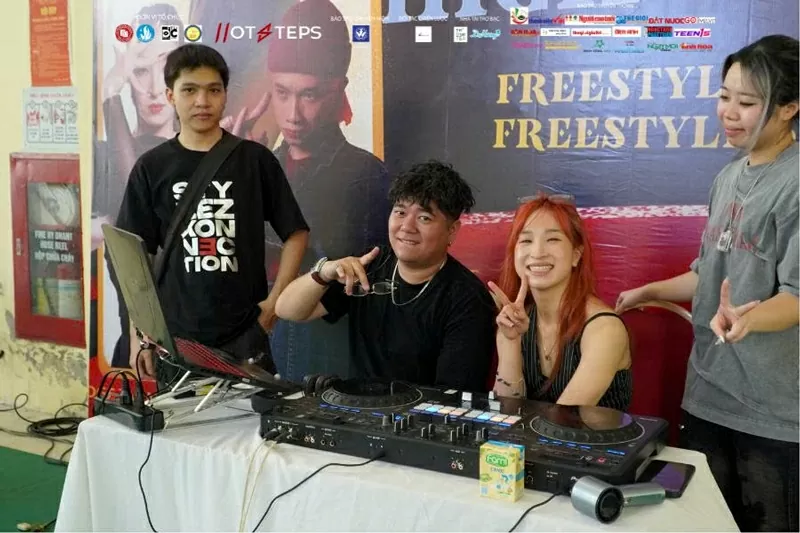 (ảnh DJ Duy Nguyễn và Giám khảo TaeNhi)