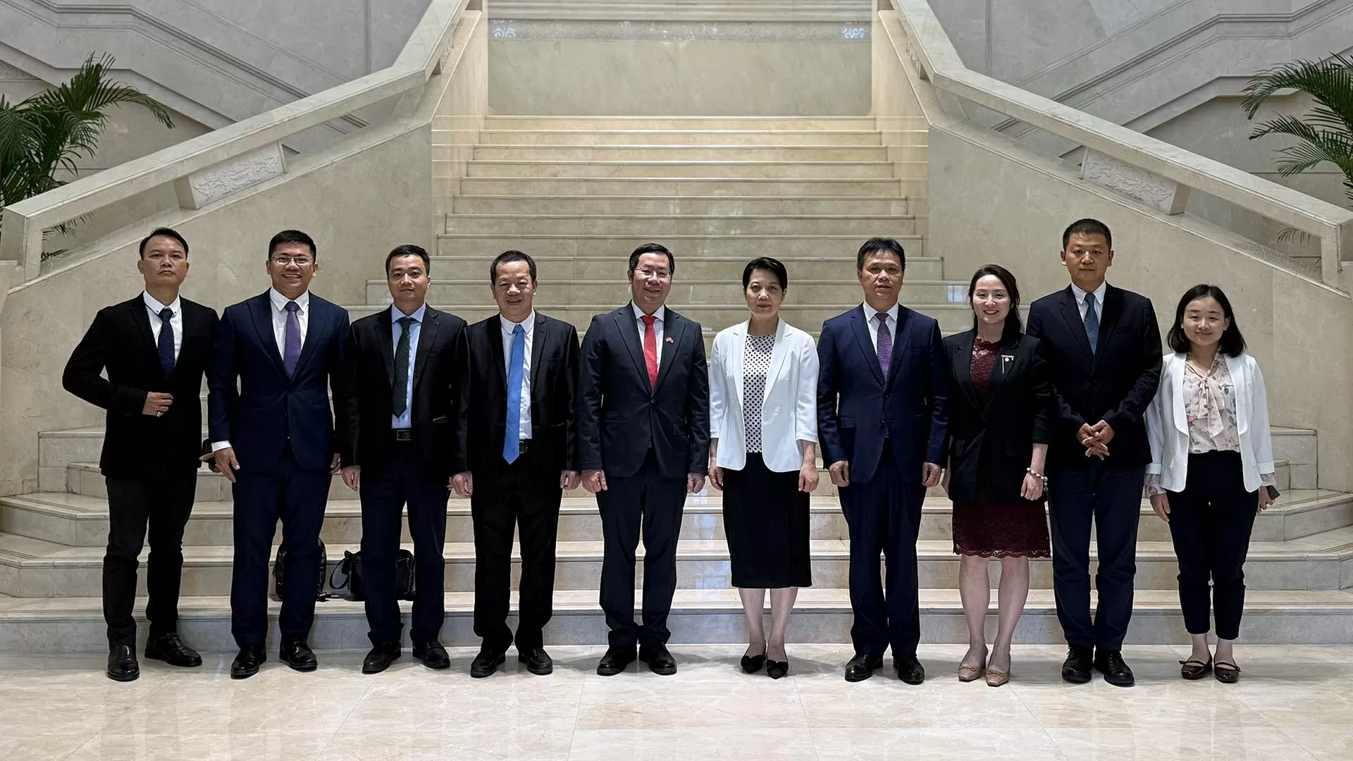 Tổng lãnh sự Bùi Nguyên Long hội kiến Chủ nhiệm Văn phòng Ngoại vụ Trùng Khánh Vương Văn