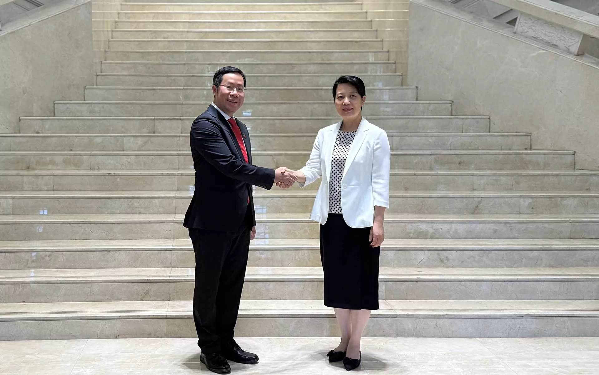 Tổng lãnh sự Bùi Nguyên Long hội kiến Chủ nhiệm Văn phòng Ngoại vụ Trùng Khánh Vương Văn Tổng lãnh sự Bùi Nguyên Long hội kiến Chủ nhiệm Văn phòng Ngoại vụ Trùng Khánh Vương Văn