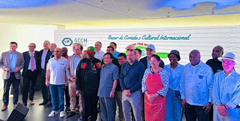 Đại sứ và đại diện các cơ quan ngoại giao đoàn tại Brazil chụp ảnh lưu niệm trong khuôn khổ Hội chợ quốc tế ẩm thực và văn hóa 2025.