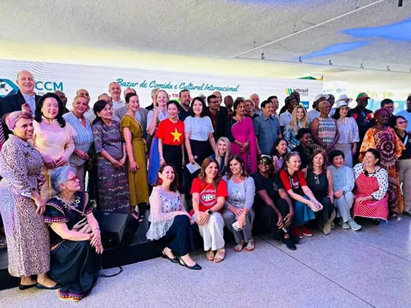 Các phu nhân Đại sứ và cán bộ cơ quan ngoại giao tại Brazil cùng các đại biểu tham gia Hội chợ. Các phu nhân Đại sứ và cán bộ cơ quan ngoại giao tại Brazil cùng các đại biểu tham gia Hội chợ.