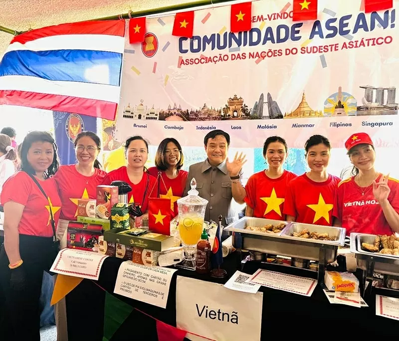 Đại sứ cùng các cán bộ, phu nhân Đại sứ quán và Văn phòng Tùy viên Quốc phòng Việt Nam tại Brazil tham gia Hội chợ. Đại sứ cùng các cán bộ, phu nhân Đại sứ quán và Văn phòng Tùy viên Quốc phòng Việt Nam tại Brazil tham gia Hội chợ.