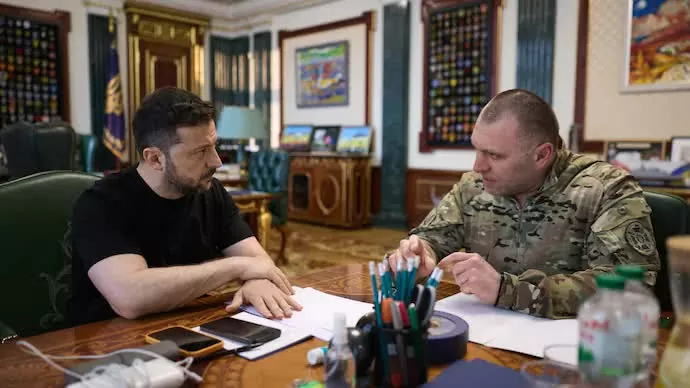 Tổng thống Ukraine Zelensky và Giám đốc Cơ quan An ninh Ukraine Maliuk tham dự một cuộc họp tại Kiev. (Nguồn: Reuters)