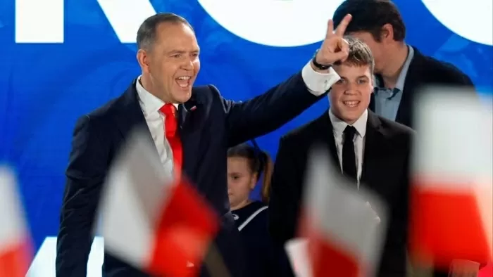 Bầu cử tổng thống Ba Lan vòng 2: Nhà sử học kiêm ứng cử viên dân tộc chủ nghĩa giành chiến thắng, châu Âu gửi lời chúc Bầu cử tổng thống Ba Lan vòng 2: Nhà sử học kiêm ứng cử viên dân tộc chủ nghĩa giành chiến thắng, châu Âu gửi lời chúc