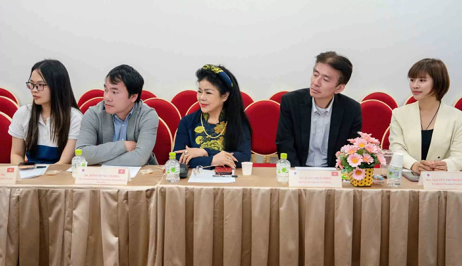Tầm quan trọng của việc giảng dạy, gìn giữ tiếng Việt và văn hóa Việt cho cộng đồng người Việt Nam ở nước ngoài Tầm quan trọng của việc giảng dạy, gìn giữ tiếng Việt và văn hóa Việt cho cộng đồng người Việt Nam ở nước ngoài