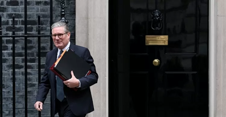 Thủ tướng Anh Keir Starmer rời khỏi số 10 phố Downing ở London, Anh. Reuters